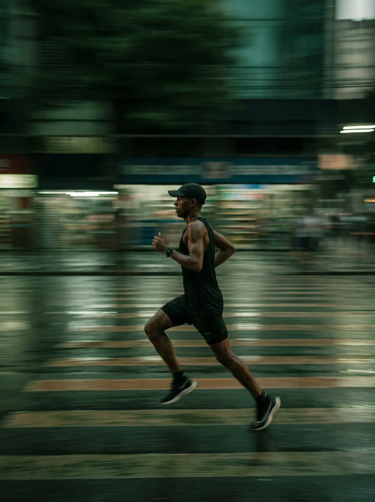 Corredor em velocidade na rua, fundo em motion blur
